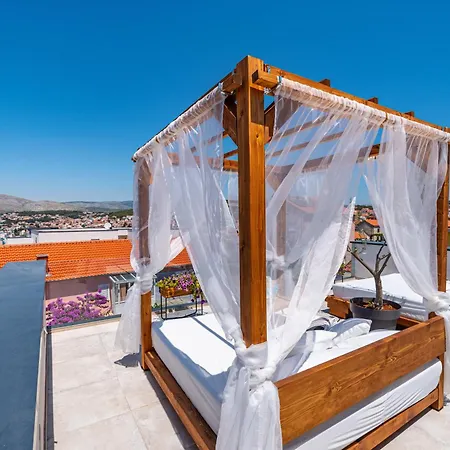 Rooftop Apartment *